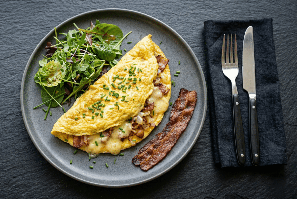 Omelette au lard et au fromage