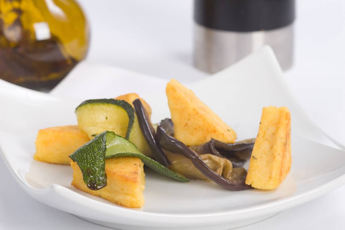 Galette de polenta et ses petits légumes aux saucisses des saveurs